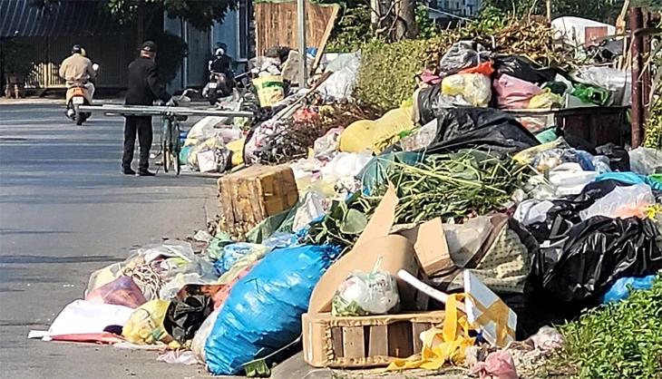 Bãi chứa rác thải lớn nhất Thanh Hóa bốc mùi hôi, dân bức xúc, tỉnh chỉ đạo khẩn - Ảnh 3.
