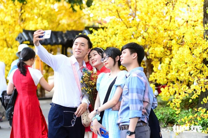 Tết này về hay ở: Áp lực tài chính, tâm lý níu chân Tết - Ảnh 1.