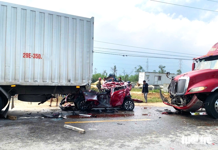 Tài xế xe đầu kéo kể khoảnh khắc vụ tai nạn khiến ô tô con bẹp dúm, 4 người bị thương - Ảnh 2.