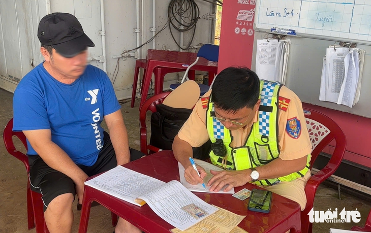 CSGT xử lý xe bồn, container... chạy 'rùa bò' trên cao tốc Phan Thiết - Dầu Giây - Ảnh 4.