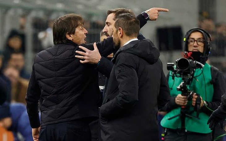 HLV Conte phản ứng kịp thời khi cầu thủ Serie A đột quỵ trên sân - Ảnh 2.