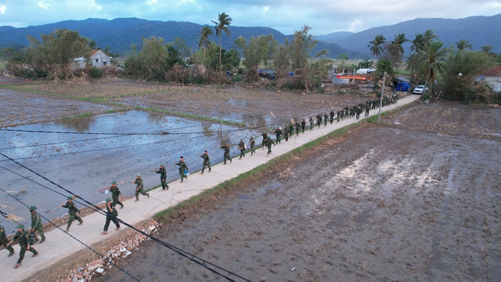 Người dân tâm lũ Hòa Thịnh hai lần khóc vì khổ đau lẫn hạnh phúc - Ảnh 9.