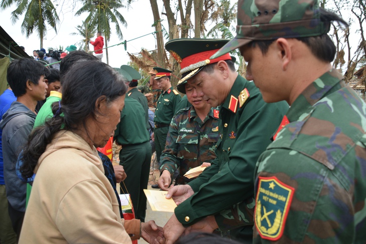 Người dân tâm lũ Hòa Thịnh hai lần khóc vì khổ đau lẫn hạnh phúc - Ảnh 7.