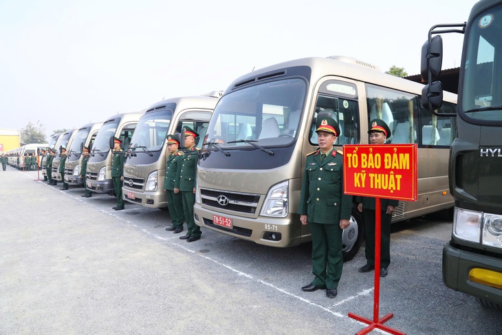 Thượng tướng Lê Huy Vịnh kiểm tra công tác chuẩn bị đưa, đón đại biểu dự Đại hội Đảng - Ảnh 4.