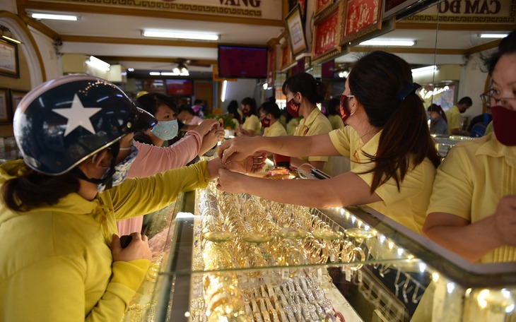 Giá vàng bạc: thế giới giảm, trong nước vẫn neo cao - Ảnh 3.