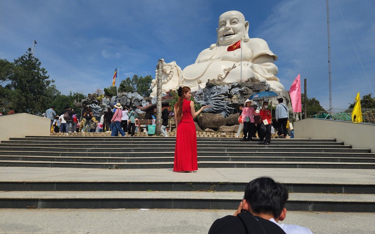 Hàng chục ngàn lượt khách đổ về 'nóc nhà miền Tây' mùng 2 Tết - Ảnh 10.