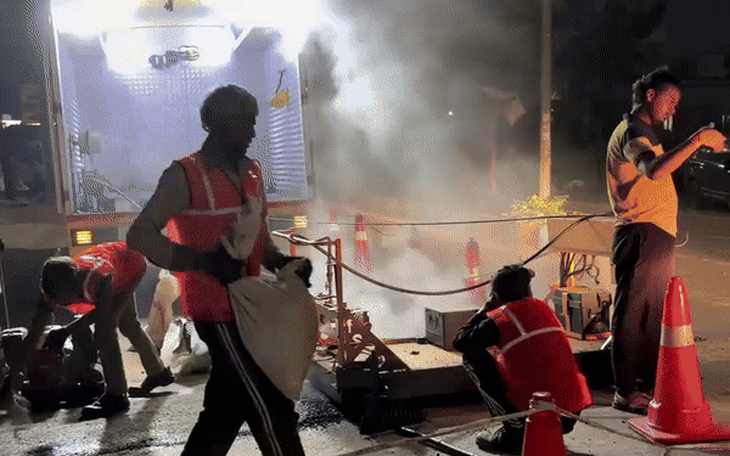 Đường cao tốc dài gần 30km chỉ mất 24 giờ trải nhựa xong, lập kỷ lục Guinness thế giới - Ảnh 3.