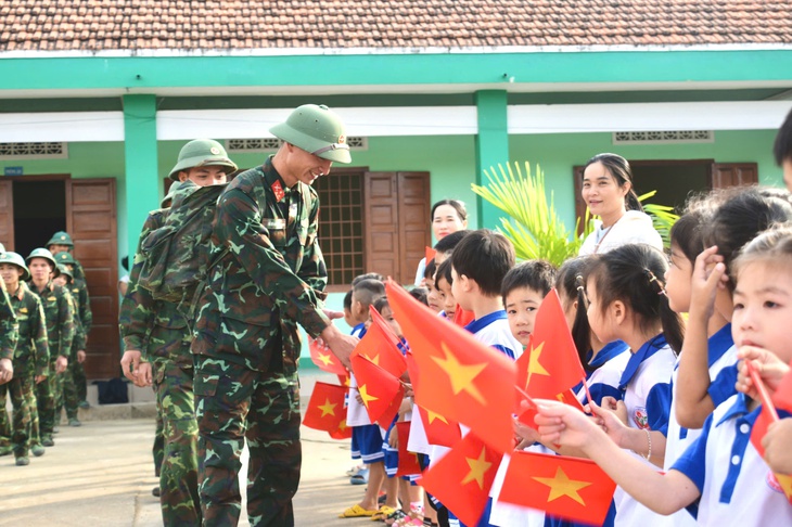 Người dân tâm lũ Hòa Thịnh hai lần khóc vì khổ đau lẫn hạnh phúc - Ảnh 16.