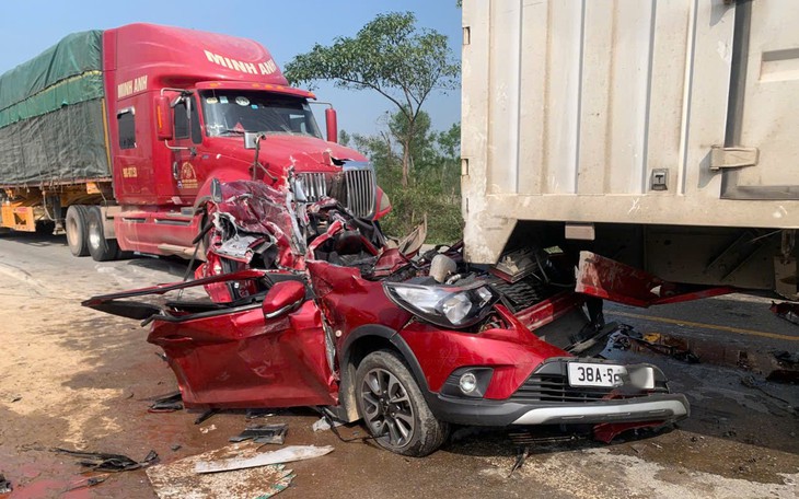 Tài xế xe đầu kéo kể khoảnh khắc vụ tai nạn khiến xe ô tô con bẹp dúm, 4 người bị thương - Ảnh 3.