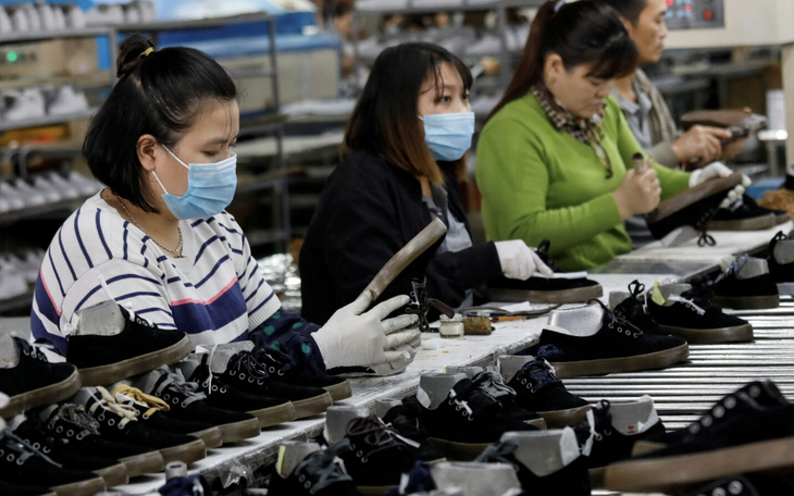 Standard Chartered: Tăng trưởng năm 2026 chờ tín hiệu từ đàm phán thuế quan - Ảnh 2.