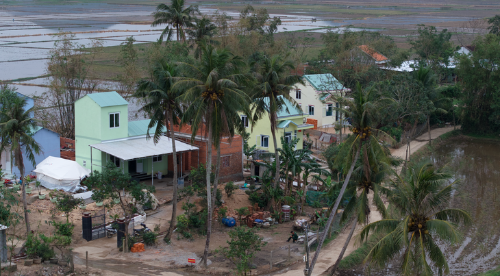 Ngắm những ngôi nhà tuyệt đẹp được 'hồi sinh' ở rốn lũ Hòa Thịnh - Ảnh 3.