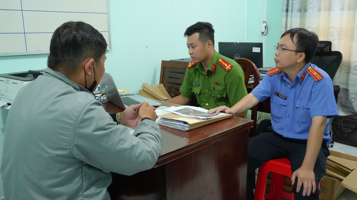 Xe khách và xe tải rượt đuổi nhau trên cao tốc: Bắt tạm giam cả 2 tài xế - Ảnh 1.