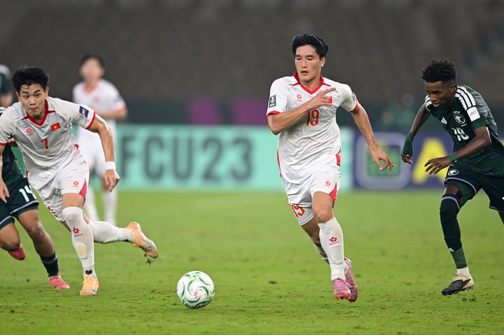 Tình huống Ngọc Mỹ bứt phá rồi chuyền cho Đình Bắc ghi bàn thắng lịch sử cho U23 Việt Nam - Ảnh: AFC