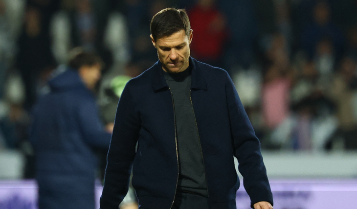 Cổ động viên Real Madrid thất vọng vì HLV Xabi Alonso bị sa thải