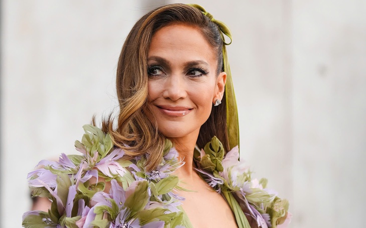 Jennifer Lopez đốt nóng Paris với loạt váy áo táo bạo - Ảnh 11.