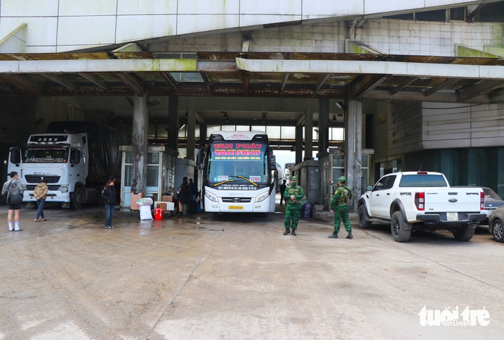 Căng mình chống buôn lậu qua cửa khẩu dịp cuối năm - Ảnh 1.