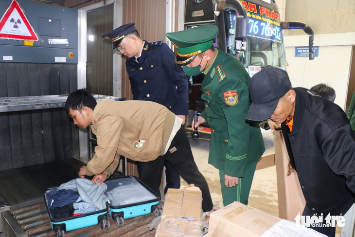 Căng mình chống buôn lậu qua cửa khẩu dịp cuối năm - Ảnh 3.