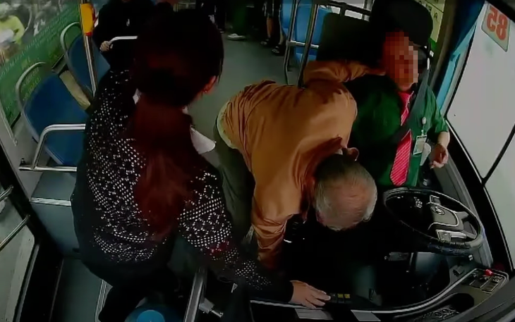 Vụ tài xế xe buýt TP.HCM đột quỵ: Thương cho bác tài, cảm phục sự nhanh trí của nữ tiếp viên - Ảnh 2.