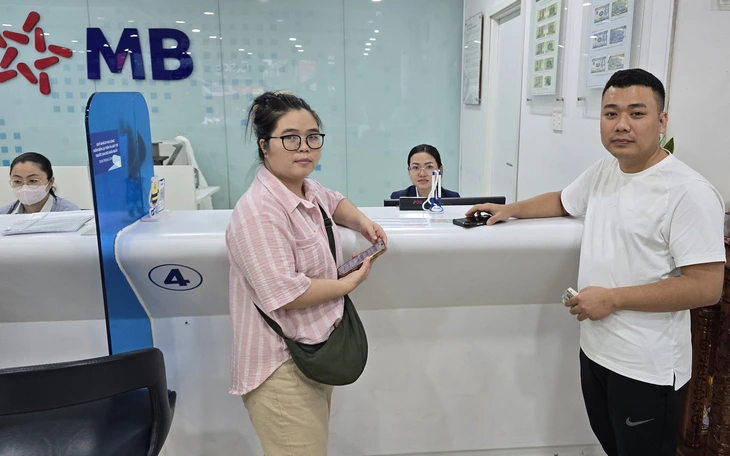 Được túi xách chứa tiền và vàng, người phụ nữ nhặt ve chai trả lại người đánh rơi - Ảnh 2.