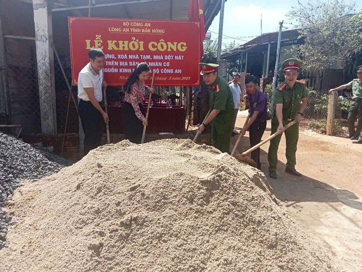 Lửa nhà dài ấm mãi tình đoàn kết - Ảnh 2. đoàn kết - Ảnh 2.