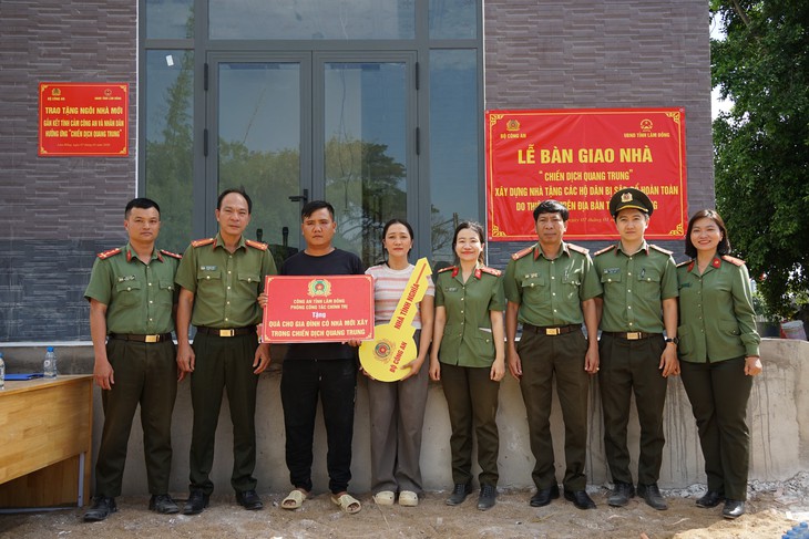 Lửa nhà dài ấm mãi tình đoàn kết - Ảnh 1. đoàn kết - Ảnh 1.