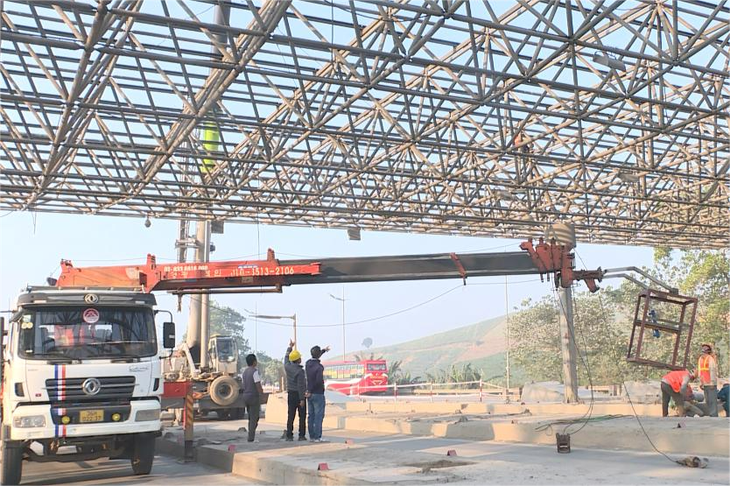 Tháo dỡ trạm thu phí trên quốc lộ 1 đoạn qua Thanh Hóa sau 9 năm dừng hoạt động - Ảnh 3.