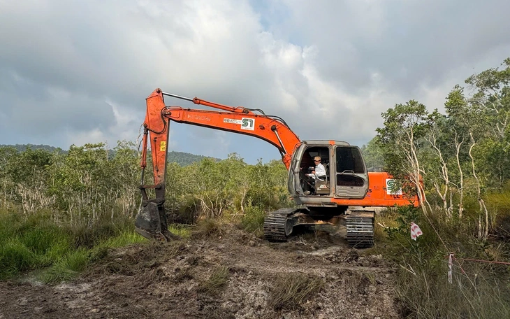 Gỡ 'nút thắt' mặt bằng để đẩy nhanh làm đường ĐT.975 đón APEC ở Phú Quốc - Ảnh 3.