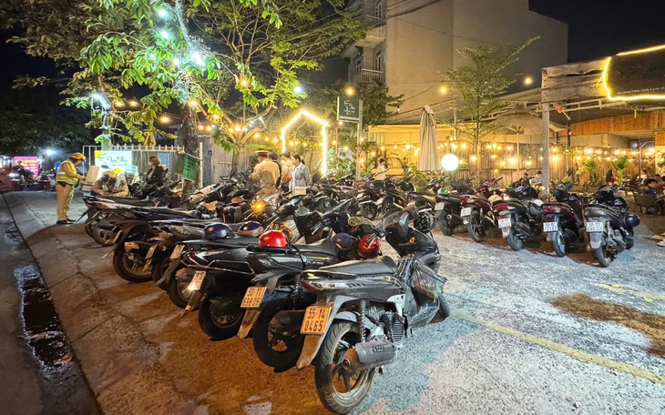 TP.HCM tổng ra quân, quyết dẹp lấn chiếm vỉa hè, lòng đường - Ảnh 2.