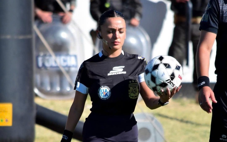 Cựu tiền vệ Liverpool Fabio bỏ chạy để ‘trốn’ thẻ đỏ - Ảnh 2.