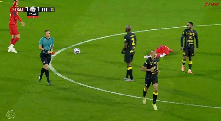 Cựu tiền vệ Liverpool Fabio bỏ chạy để ‘trốn’ thẻ đỏ - Ảnh 1.