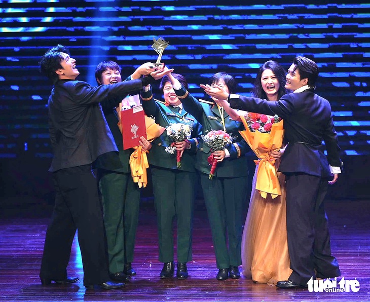 Mưa đỏ thắng lớn ở giải Cánh diều 2025, Không thời gian dẫn đầu phim truyền hình - Ảnh 1.