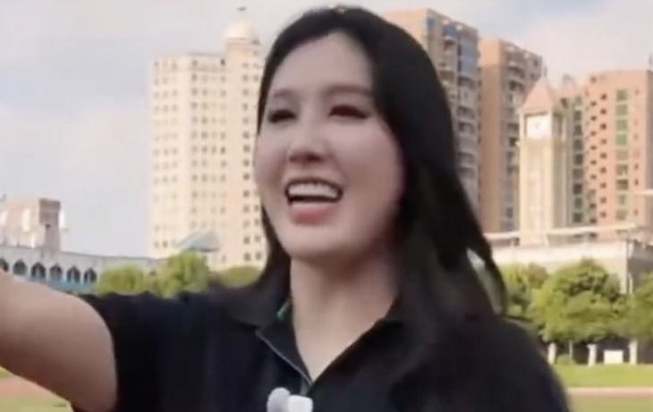 Hứa thưởng xe hơi, nữ CEO Trung Quốc mất hút sau khi đội bóng vô địch - Ảnh 1.