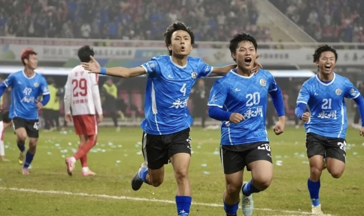 Hứa thưởng xe hơi, nữ CEO Trung Quốc mất hút sau khi đội bóng vô địch - Ảnh 2.