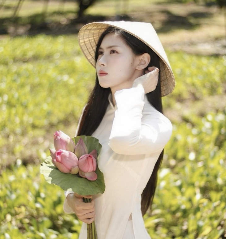 'Voi chiến' về nước, hot girl Thái quay sang cổ vũ U23 Việt Nam - Ảnh 1.