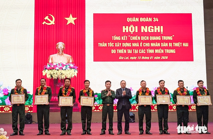 Quân đoàn 34 bàn giao 80 căn nhà cho dân trong 'Chiến dịch Quang Trung' - Ảnh 2.