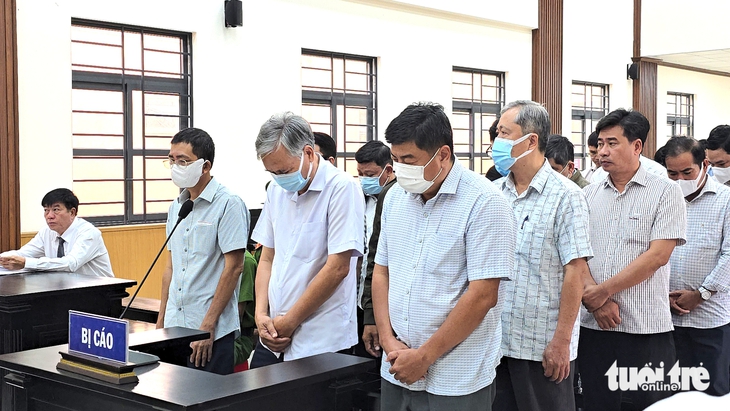 Tạm hoãn xét xử cựu lãnh đạo Long Xuyên vì vắng luật sư - Ảnh 3.