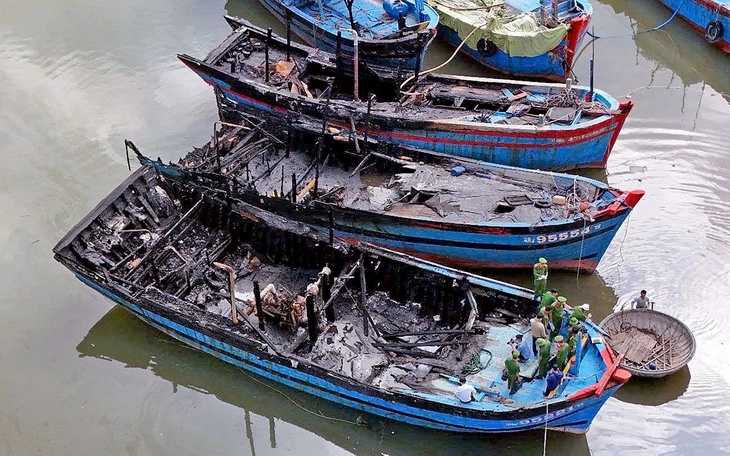 Cháy khu kinh tế đêm ở Măng Đen, nhiều gian hàng bị thiêu rụi - Ảnh 2.