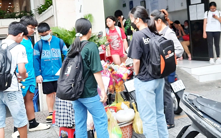 Trung Quốc phạt công ty dạy thêm gần 10 triệu USD, dập tan tin đồn nới lỏng lệnh cấm  - Ảnh 3.