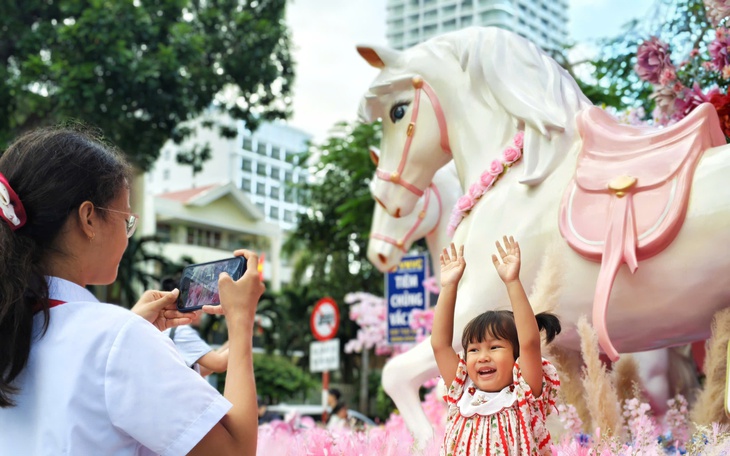 Nghệ nhân trẻ Đinh Văn Tâm bán linh vật ngựa để tặng quà Tết cho người nghèo - Ảnh 2.