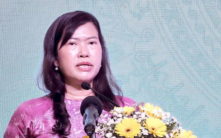 Cầu xây mãi không xong, dân tự ý lấp rạch làm đường đi - Ảnh 3.