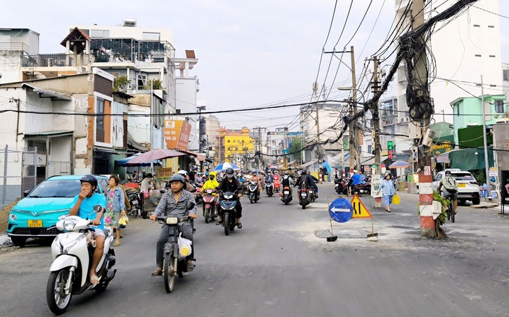 Dời tạm cột điện trên đường Chu Văn An trước Tết Nguyên đán 2026 - Ảnh 2.
