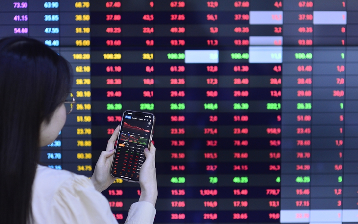 VN-Index lấy lại sắc xanh, khối ngoại mạnh tay bán ròng 1.200 tỉ đồng - Ảnh 4.