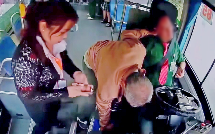 Hai bác sĩ cứu người đàn ông đột quỵ ở sân bóng chuyền - Ảnh 2.