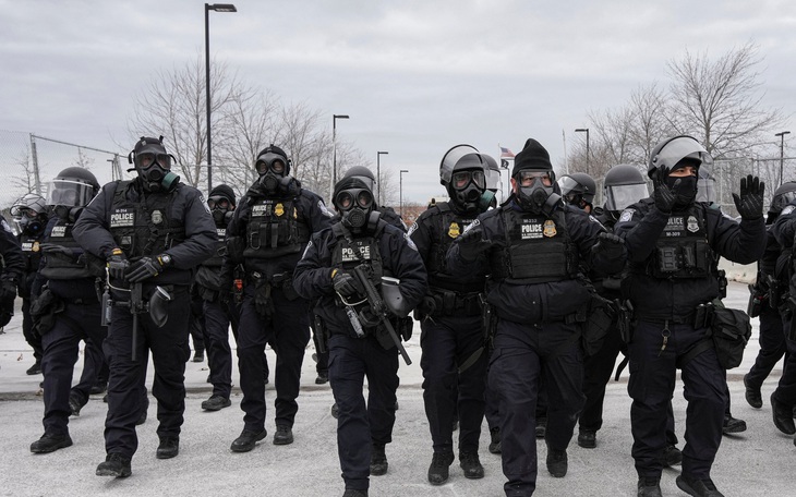 Tòa Mỹ cấm đặc vụ ICE bắt giữ, xịt hơi cay vào người biểu tình ôn hòa ở Minnesota - Ảnh 1.