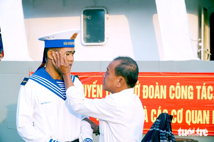 Xúc động giây phút cha tiễn con trai lên đường ra nhà giàn DK1 làm nhiệm vụ - Ảnh 2.