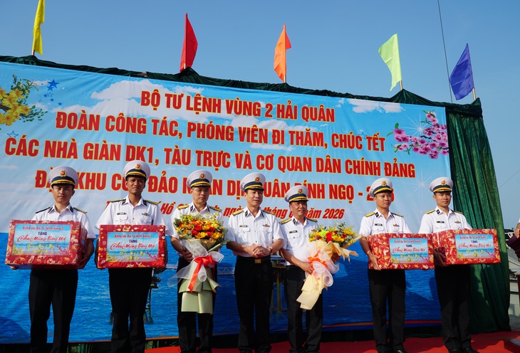 Mang Tết đến với quân, dân đặc khu Côn Đảo và nhà giàn DK1 - Ảnh 3.