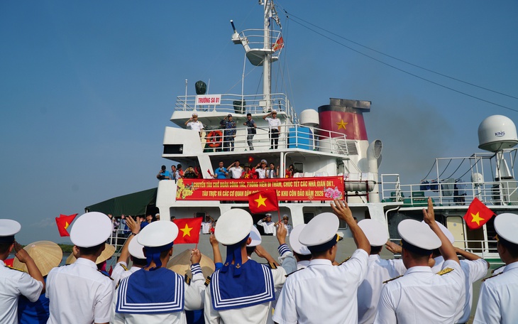 Xúc động giây phút người cha tiễn con trai lên đường làm nhiệm vụ tại nhà giàn DK1 - Ảnh 4.