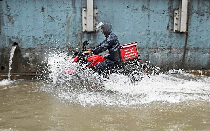 Nhân viên giao hàng phủ nhận tin đồn được thuê để diễn sau khi giao đồ ăn cho ông Trump  - Ảnh 2.