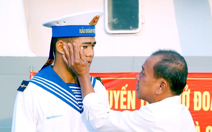 Nhà giàn DK1/10 kịp thời cấp cứu ngư dân bị thương nặng ngày mùng 6 Tết - Ảnh 3.