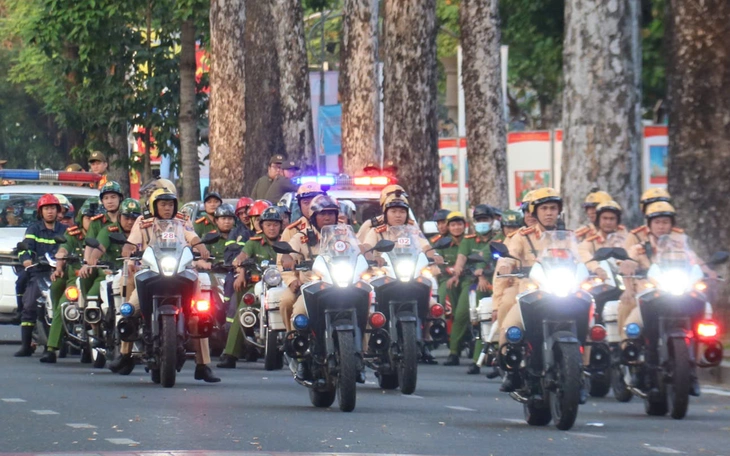 Xử phạt nhiều trường hợp buôn bán, để xe trên vỉa hè, lòng đường ở phường Tăng Nhơn Phú - Ảnh 2.